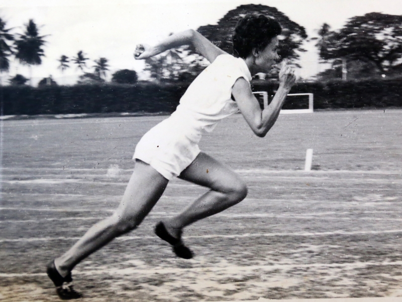 钟明叶中学时在运动场被教练发掘，开始接受正规的训练，并参与大大小小的田径比赛。