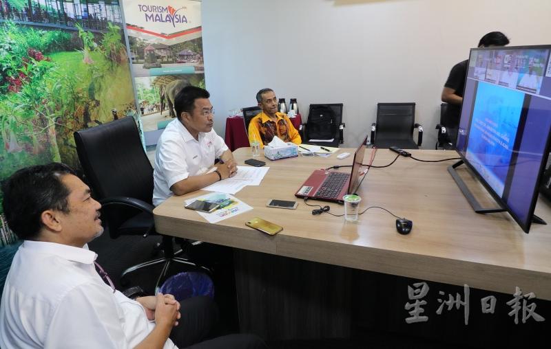莫哈末沙卡（中）通过线上会议与登嘉楼及吉兰丹州旅游局行政议员进行会议商讨如何振兴州内旅游。彭亨州旅游局总经理拿督依萨（左）。
