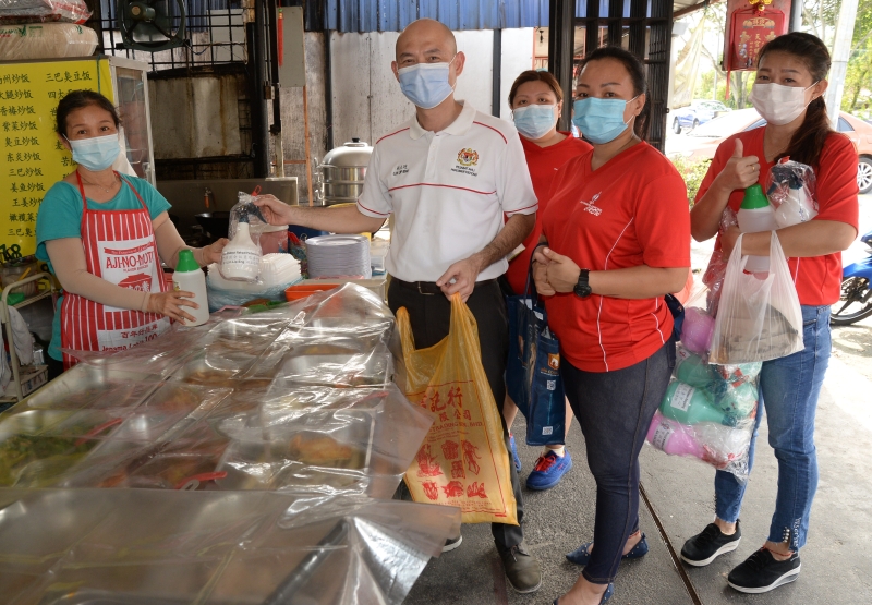 林立迎（前排左二）与甲洞行动党团队派送防疫用品给甲洞卫星市为食街的小贩。