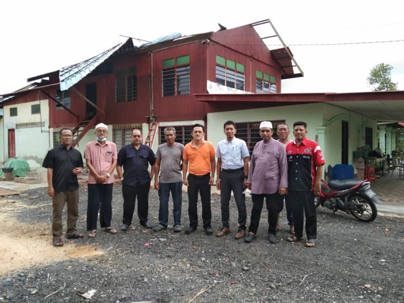 居民屋顶被强风掀开，双溪峇九社区委员会第一时间通知吴俊益（左五）前往慰问，并移交援助品给灾民。