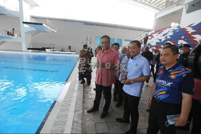 利查马力肯（左一）巡视拉庆游泳比赛中心，了解建造进度。右起是翁佳峇、翁哈菲兹。