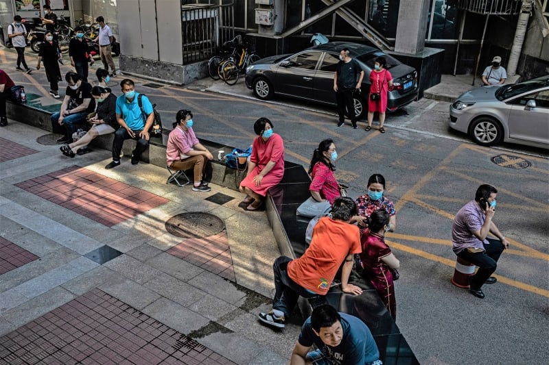 高考第一天，在北京一学校的家长们在校外等待。