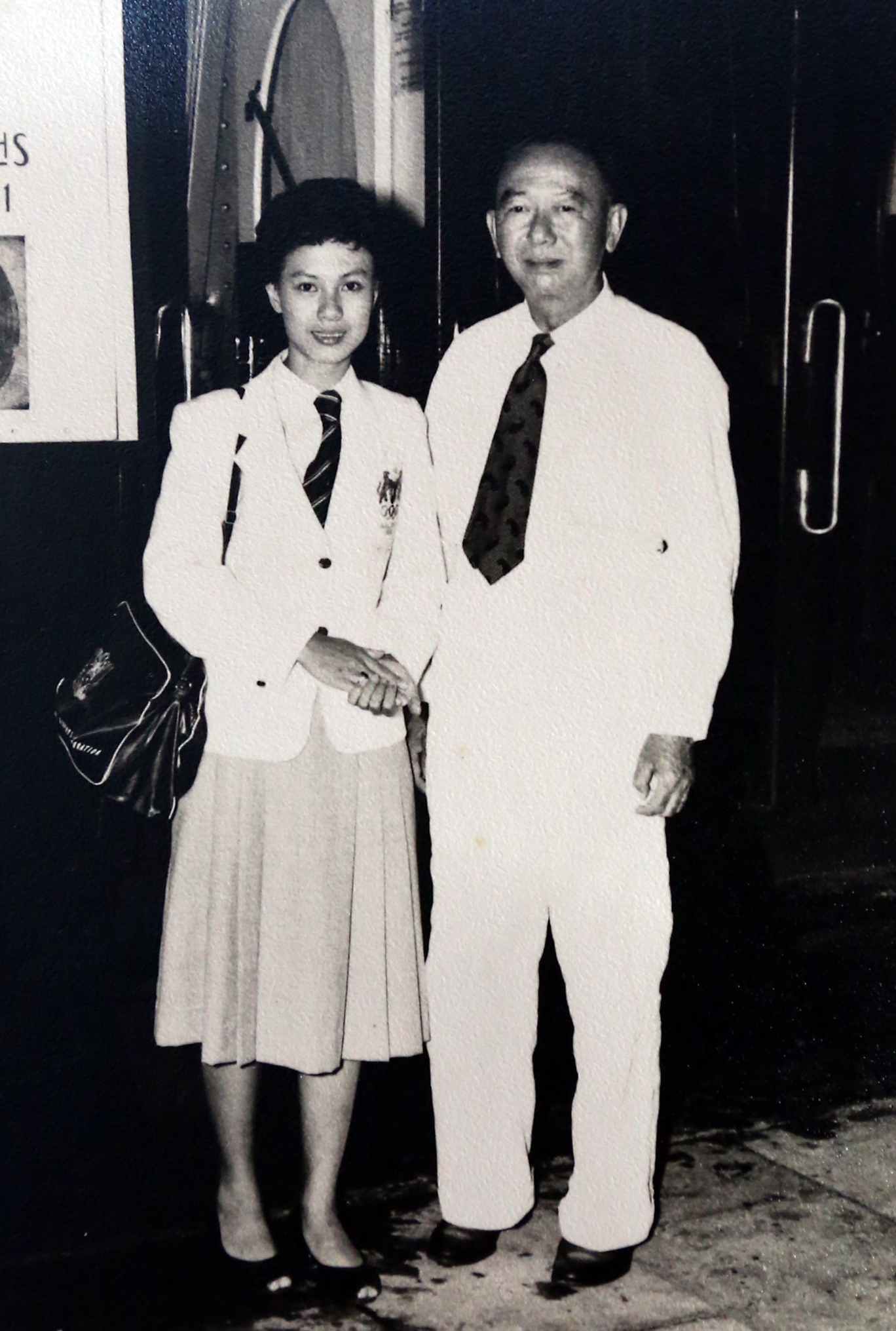 钟明叶（左）1956年要前往澳洲墨尔本参加奥运时，父亲特地陪伴她到火车站。