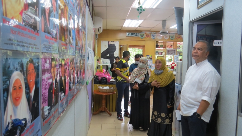 阿米鲁丁（右一）参观保健产品公司CNI樟仑分销店，右二为分销店长西蒂拉旺。