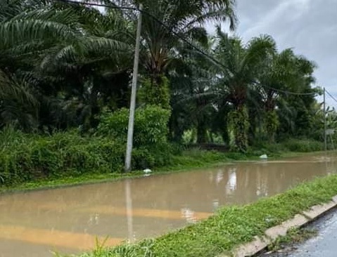 一场大雨将公民学校前面马路变成了河流。