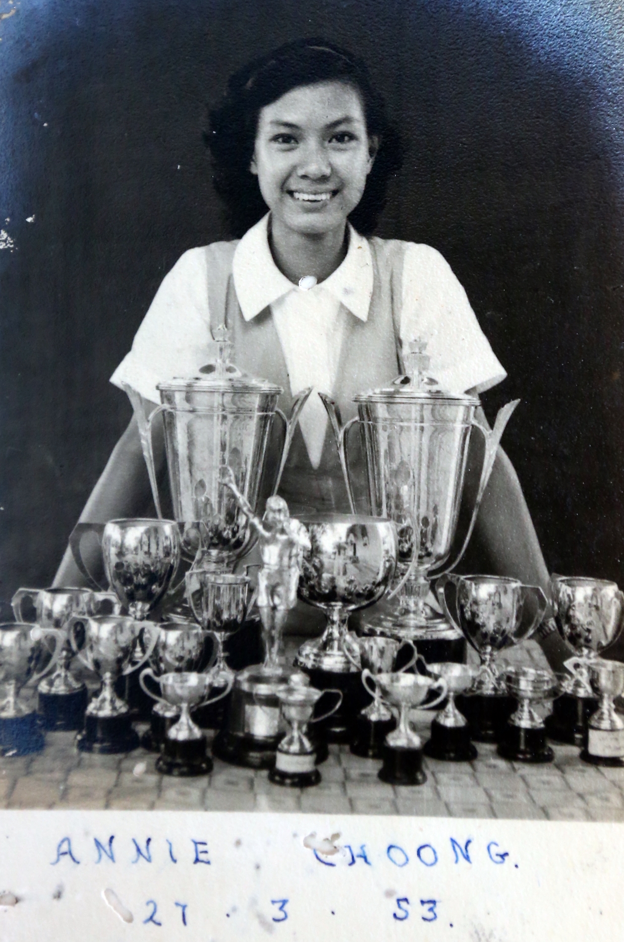 中学时期的钟明叶是田径比赛的常胜军，获奖无数。