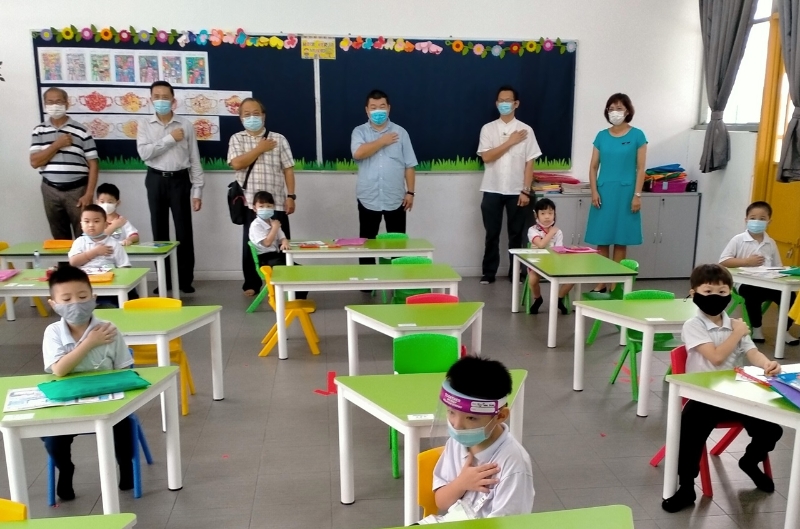 视察一校课室安排。右起黄薏嫒校长、李浩诚、倪浤展、郑东旺、林立发和郑龙辉。

