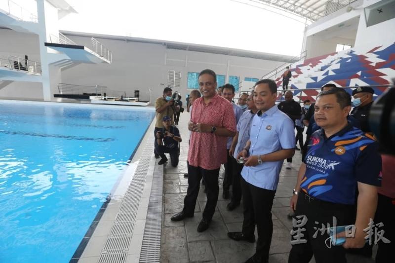利查马力肯（左一）巡视拉庆游泳比赛中心，了解工程进度。右起是翁佳峇、翁哈菲兹。