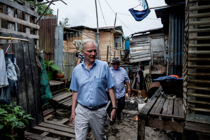 前联合国赤贫与人权特派员菲利普奥尔斯顿日前在半岛和东马两州的的贫民窟访问，揭露大马官方的消除贫困数据与现实状况不符。（图：联合早报）