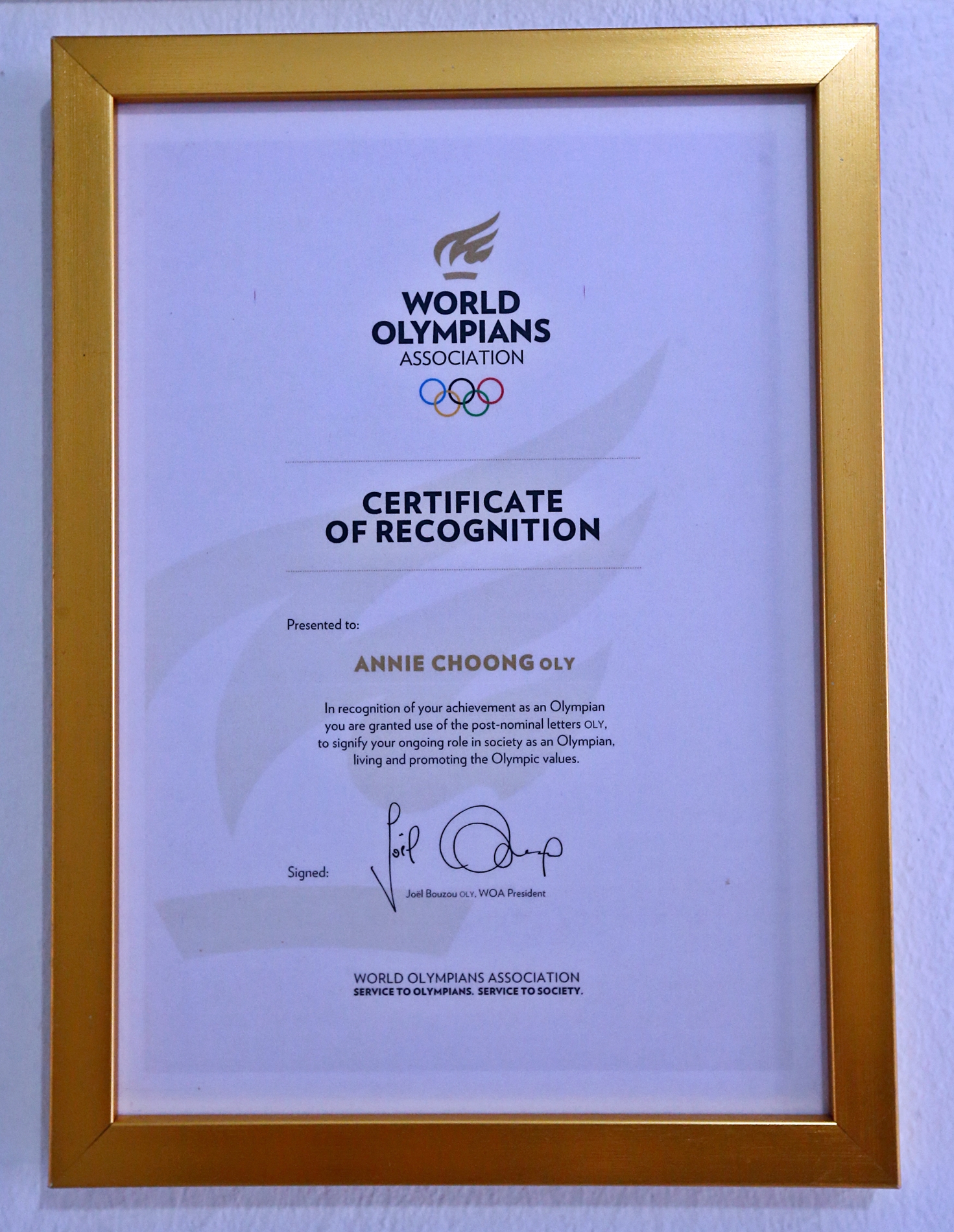 钟明叶公寓里的墙上挂着世界奥林匹克选手协会（WOA）的认证证书。