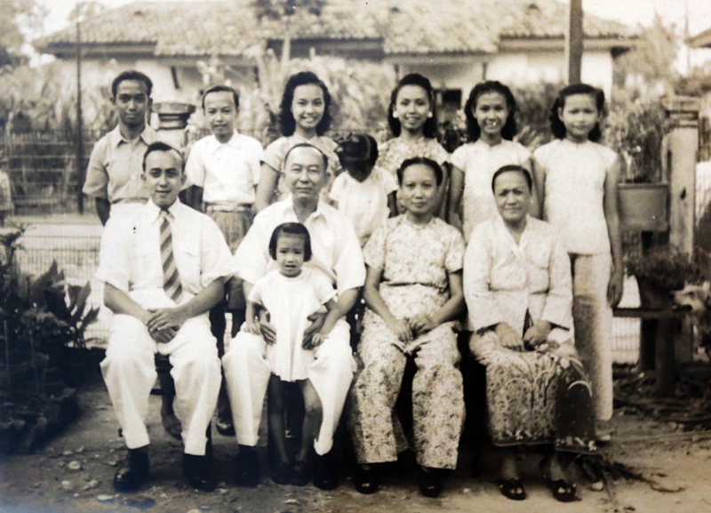 钟明叶（站著左二）小学时的家庭照。