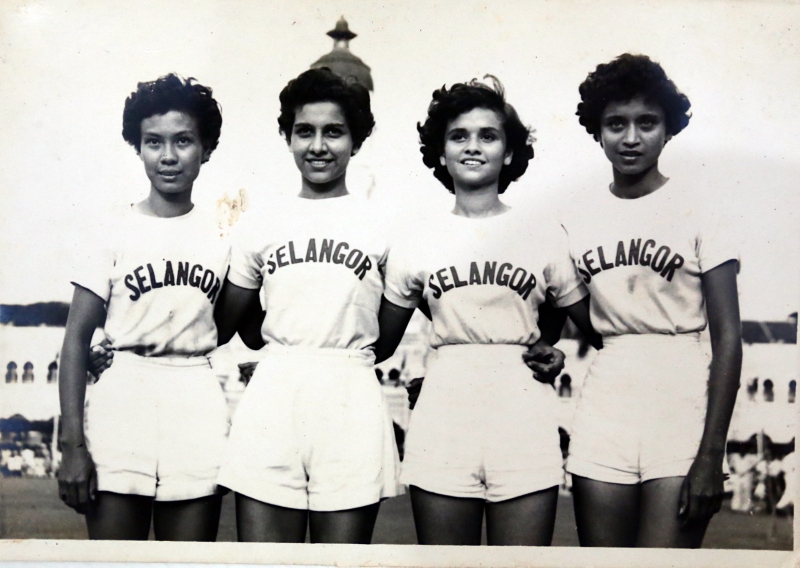 钟明叶（左一）中学时期多次代表雪兰莪州参加比赛。