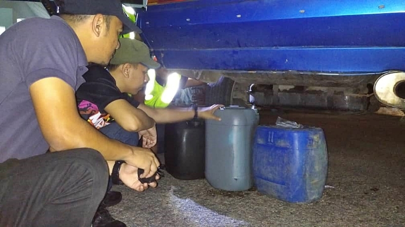 执法人员检查发现，用于走私汽油的轿车油箱经过改装。
