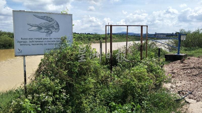 水闸门河流域竖立提防鳄鱼告示牌，禁止民众垂钓和游泳。