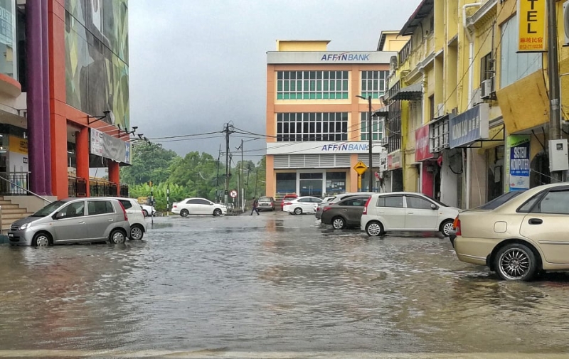四马路凯荣广场前的交界处路面也积水超过半尺。