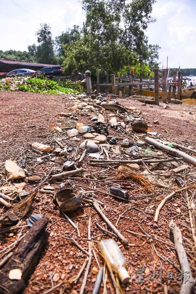 阿敏努丁巡视波德申的渔业发展局项目计划时，发现宁宜河旁堆满垃圾。