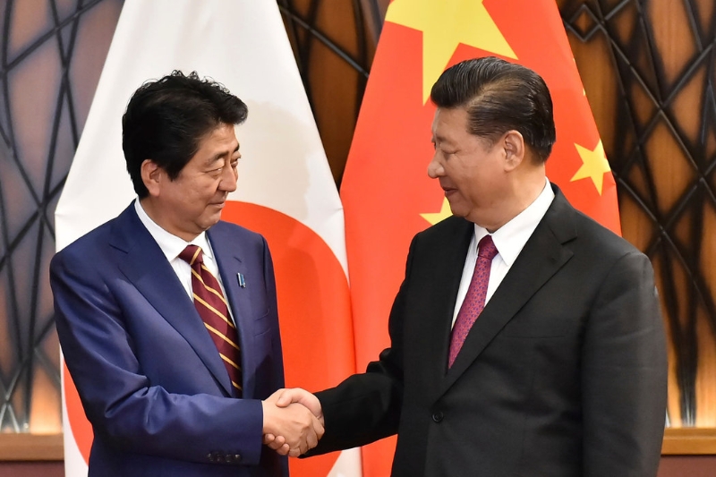 日本首相安倍晋三（左）与中国国家主席习近平在2017年越南举行的地区峰会间隙双方握手合影。（图：互联网）