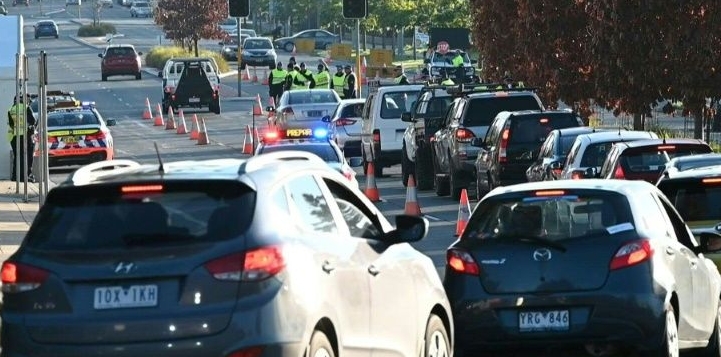 Long traffic queues at Victoria-NSW border after the closure. AFP