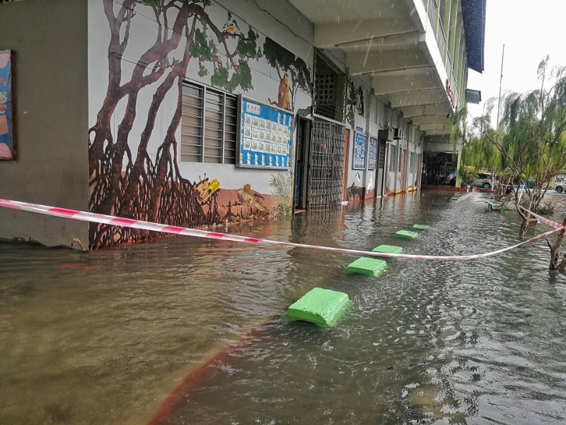 一场倾盆大雨后，中化二小校园再度发生积水，唯学前教育班的幼童们不受影响。
