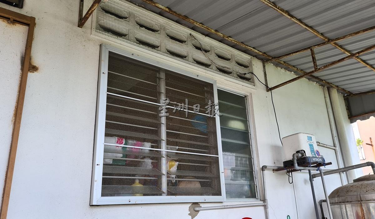 居民在门窗装置防蚊网纱。