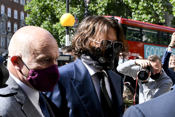 尊尼特普不满英国《太阳报》指他家暴前妻而提告。他7日现身伦敦高等法院作证 ，用头巾作为口罩，遮住半边脸。