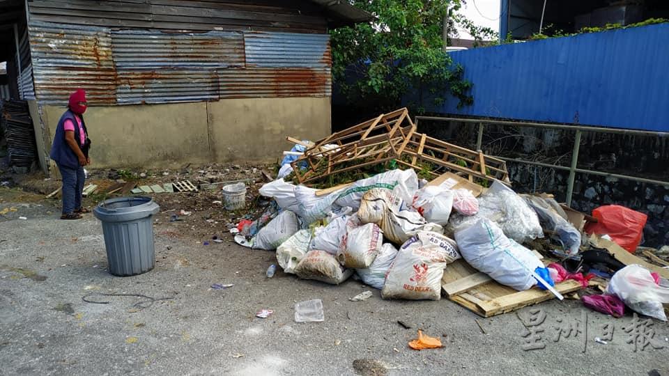 万挠新村10路防洪沟旁的空地，沦为非法垃圾岗。