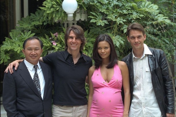 吴宇森（左起）、汤告鲁斯、谭蒂约顿等出席《不可能的任务2》首映礼，她脸上仍挤出笑容。