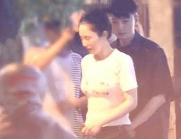 董璇与苏小玎被拍到疑似搂腰、牵手及亲脸等照片，举止亲暱。