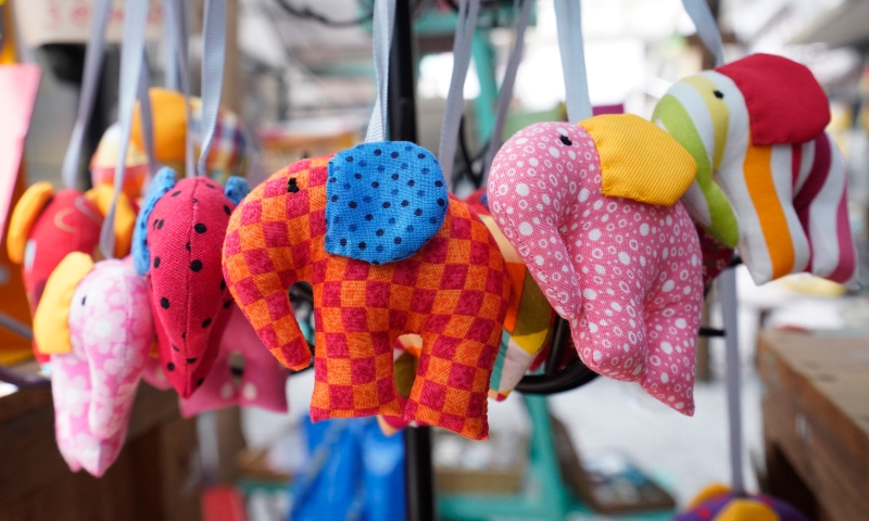 大象造型吊饰品，用不同色彩的布料，包括峇迪布，令人眼前一亮。