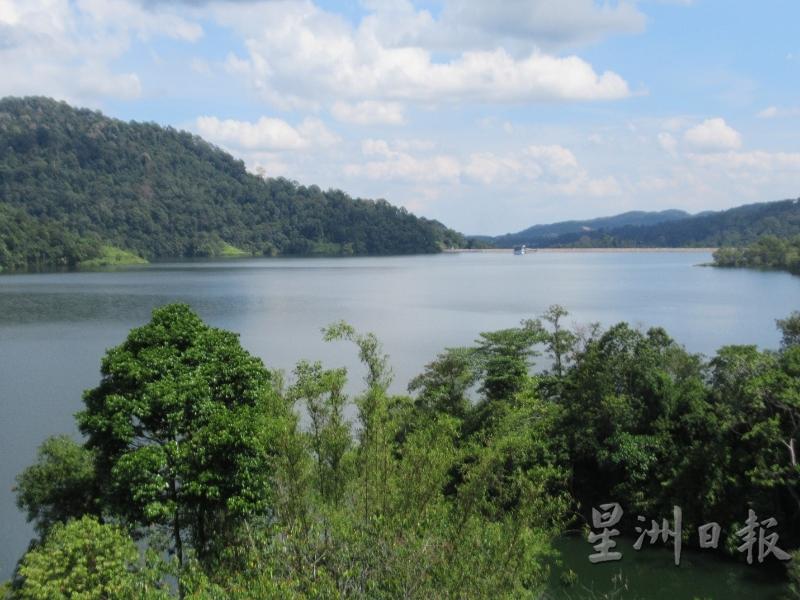 士毛月水坝，湖光山色，风景明媚。