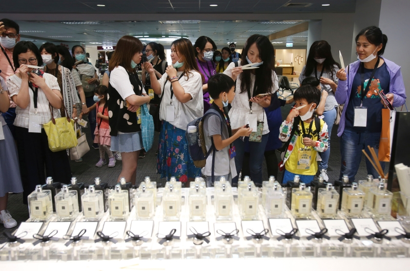 雀屏中选的幸运儿在松山机场逛免税商品开心购物。