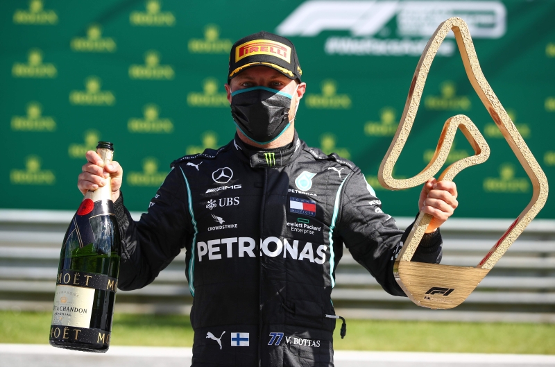 博塔斯在上周奥地利站夺冠，戴口罩手握香槟和奖杯庆祝；他有机会在同一站双赛夺冠，以缔造历史。（法新社照片）