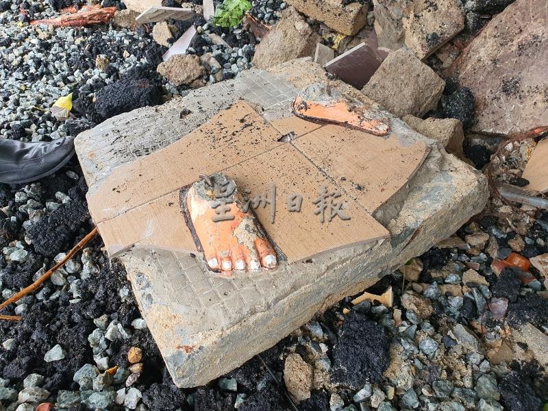 与地砖连接在一起的陀罗神像的脚板，也一并被铲。