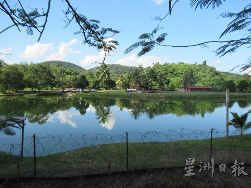 云顶伯腊路沿途的水上度假村，环境优美。