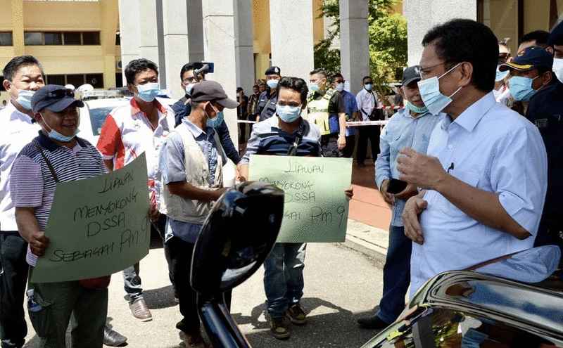 沙菲益（右）在抵达根地咬时，受到当地民众欢迎，甚至表达他们支持沙菲益出任第9任首相的意愿。（Borneo Today提供） 