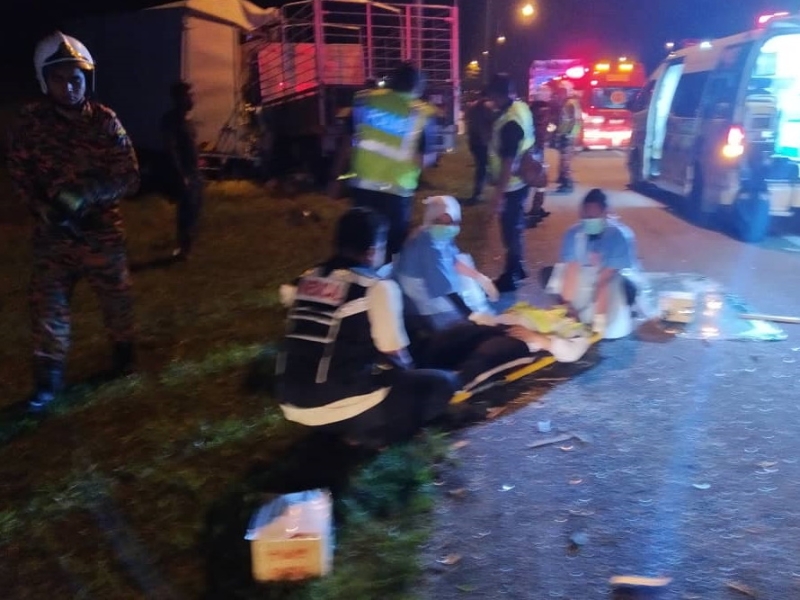 被撞伤的警员在路旁接受救护人员初步治理及送往医院。

