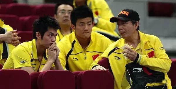 汤仙虎（右）桃李满天下，也是中国羽毛球在90年代末开始统治跨两个时代的背后英雄，林丹（左）能够从2004年雅典奥运会一轮游到2008年北京奥运会强势夺得金牌，正是汤仙虎的功劳。（档案照）