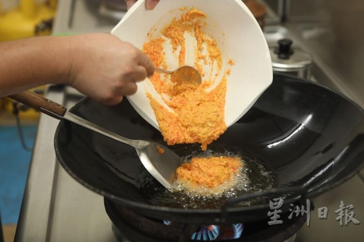4. 锅中下油，小火倒入辣椒泥后要不断搅拌，以免粘锅。