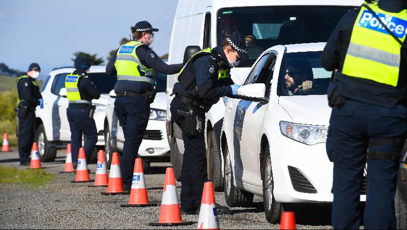 墨尔本再次封城触发当地居民外逃，警方周四在边界的公路设路障和巡逻，检查往来的车辆和司机是否有出入许可。（图：法新社）