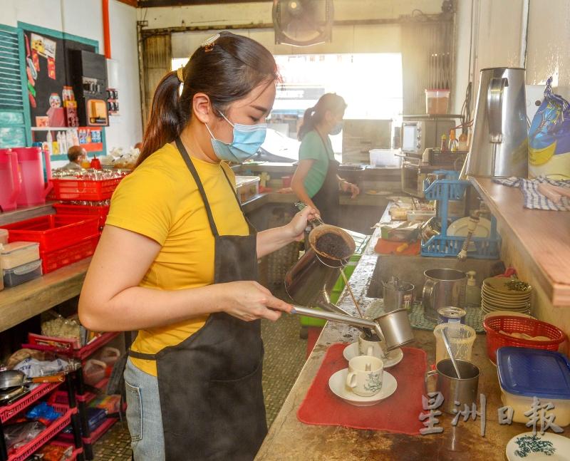 韩佳仪不只是东主,在店里也担当“泡茶师傅”,颇有架势。 韩佳仪不只是东主,在店里也担当“泡茶师傅”,颇有架势。