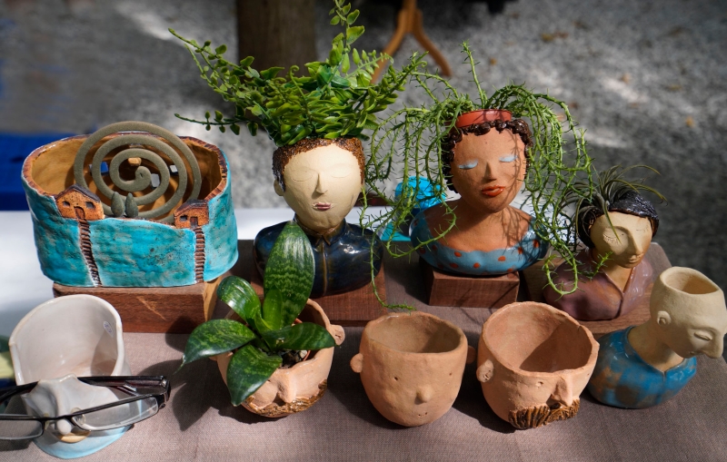 以本地的陶泥制作的置放蚊香器、植物容器，是创作者想要推广的怡保陶艺特色。