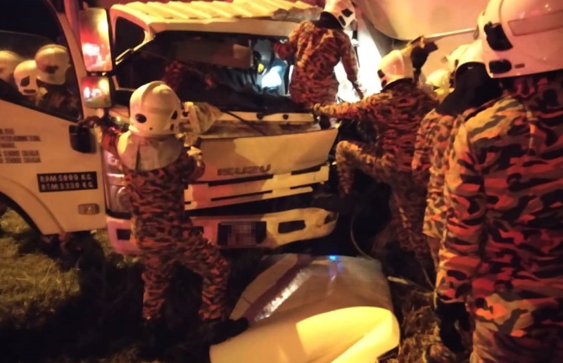 消拯员利用救生工具把夹在车内的伤者移出。

