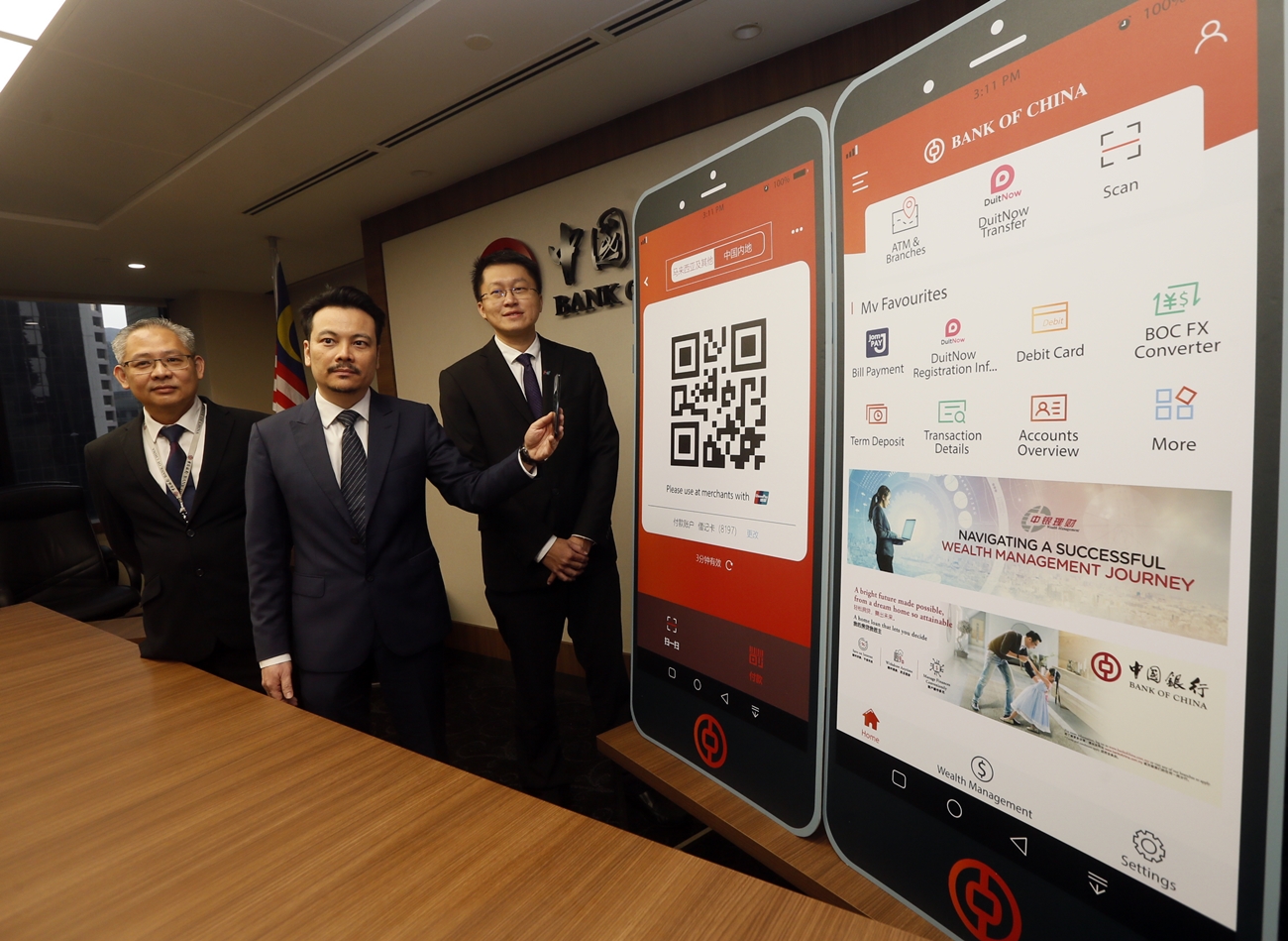 马来西亚中国银行推出跨境银联二维码支付服务，让本地客户可以在全球通过扫码付款。左起为薛惟捷、高德明与章文祥。