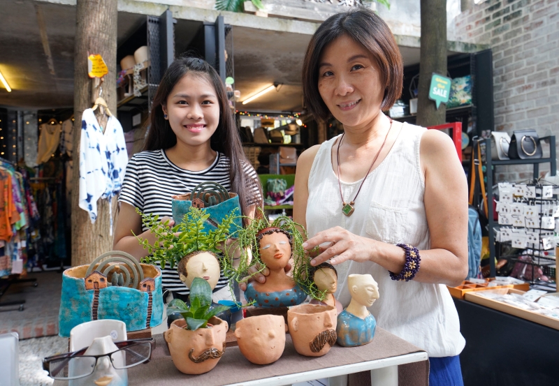 伍淑萍（右）和女儿吴奕雯携手制作的陶艺品。