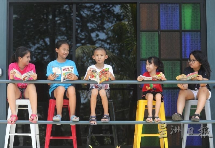民宿为打造阅读风气，备有故事书让小朋友阅读。