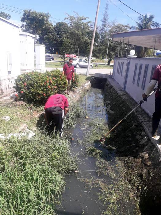 吉辇县议会也派员清理区内沟渠的杂草。