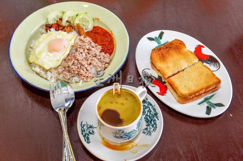 牛油咖啡、牛油加央面包和肉碎椰浆饭都是旺福咖啡店的招牌食物，盘子、碟子都充满年代感。