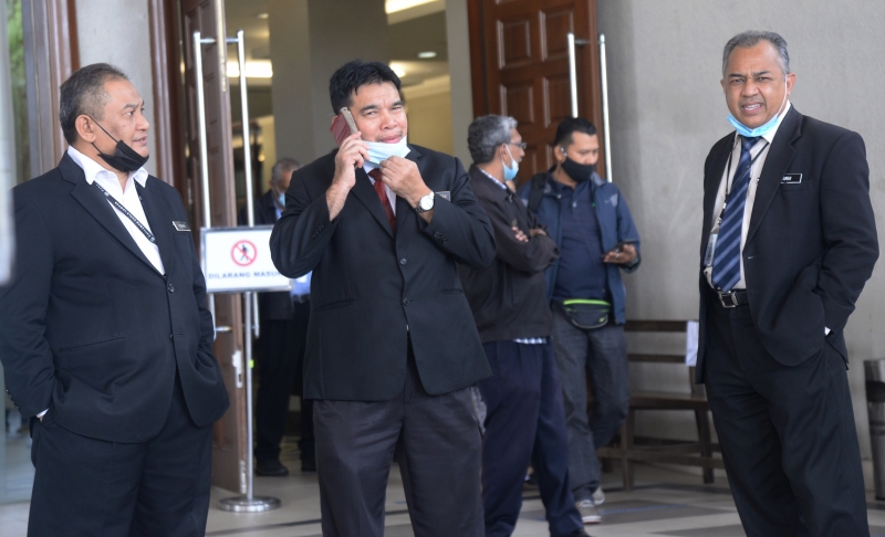 安东尼凯文案主控官拿督阿都拉萨慕沙副检察司（中）在法庭宣布判决后，离开法庭。