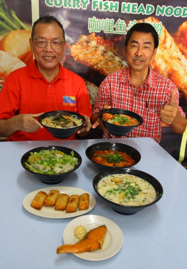 张成坤（左）经营的挪威三文鱼头米粉，推出4种汤底、4种料，让食客们能随心选择和品尝不同的“鱼头米”口味。右为余保凭。