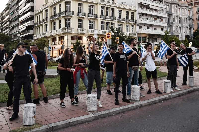 希腊年轻人在雅典抗议土耳其政府将圣索菲亚大教堂改为清真寺的决定。